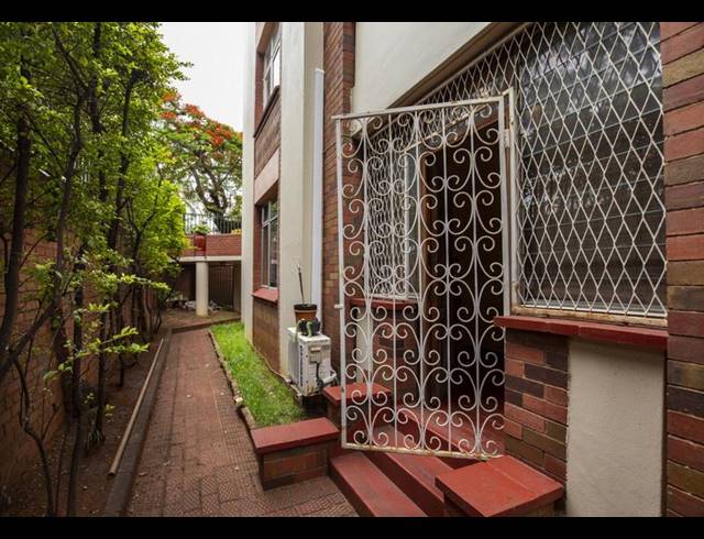 1 BEDROOM APARTMENT FOR SALE IN ESSENWOOD